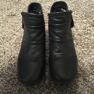 Skechers ankle boot, size 9, color black